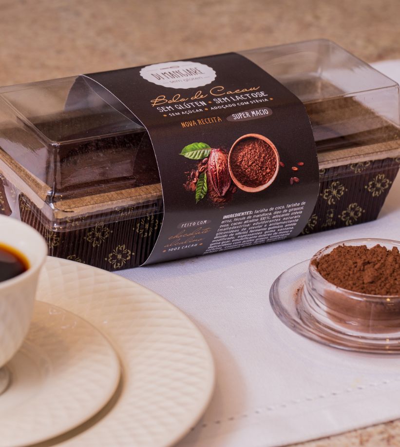 Bolo de Cacau sem glúten Di Mangiare – embalagem junto ao café e ao cacau em pó