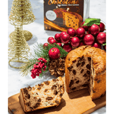Chocotone sem glúten e sem leite Di Mangiare, 500 g – Chocotone cortado e uma fatia em tábua de madeira, com caixa e enfeites natalinos ao fundo